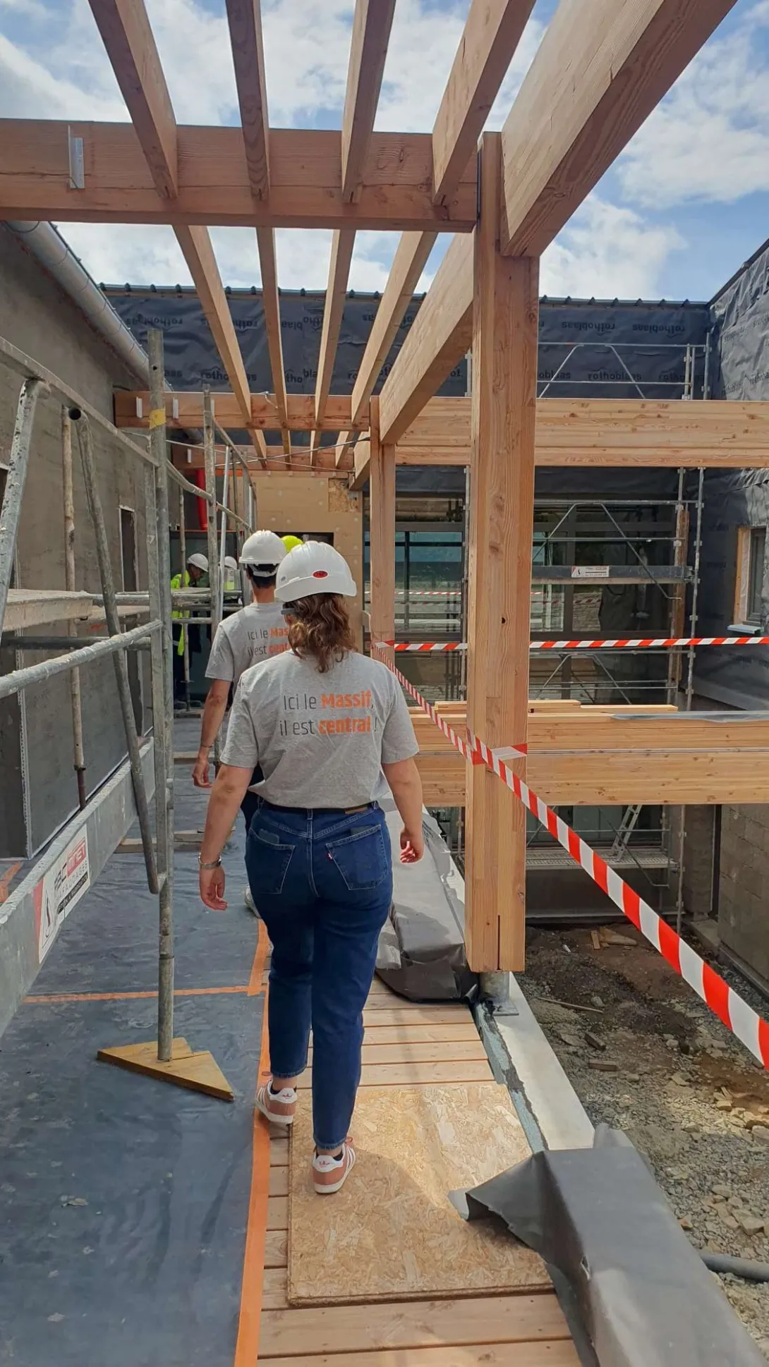A l'étage, les murs ossature bois sont en cours d'enduisage et les brise-soleil en cours de pose