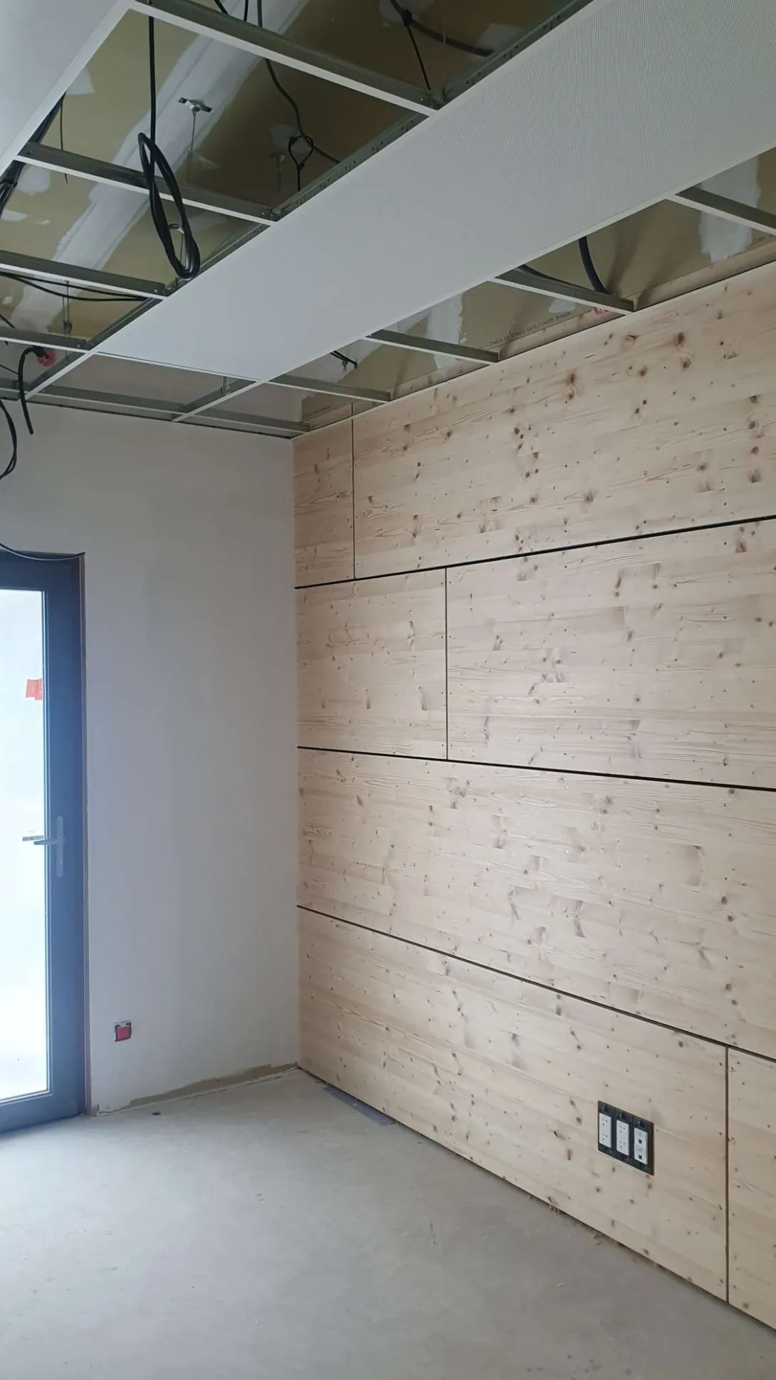 Des panneaux 3 plis en bois sont utilisés en finition intérieure des bureaux