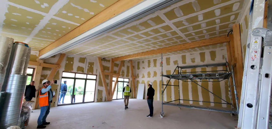 La grande salle de 160 places et sa charpente en bois