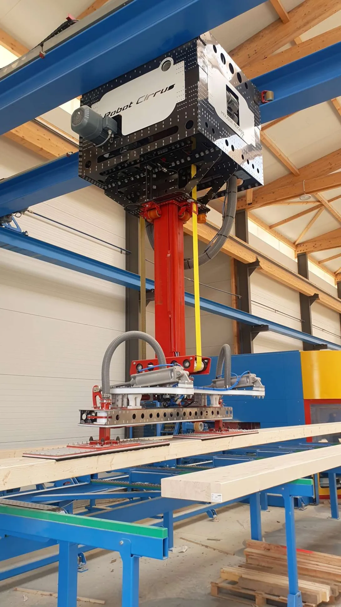 Maliges Construction Bois - Le robot qui alimente un des centres d'usinage