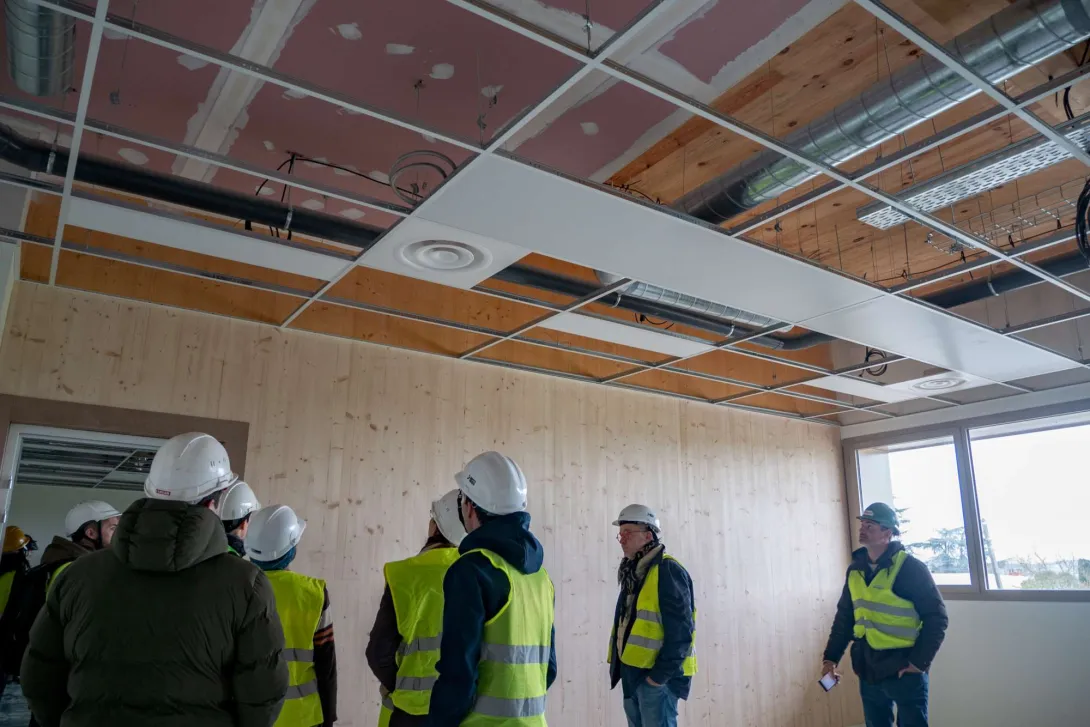 Là, le CLT en sous-face de plancher ne sera pas visible. Côté mur, le CLT a reçu un traitement intumescent.