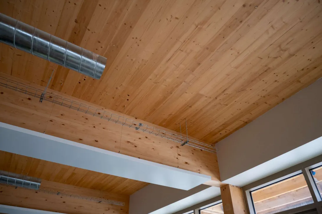 La qualité visuelle du CLT diffère suivant sa localisation : ici la sous-face du plancher restera visible