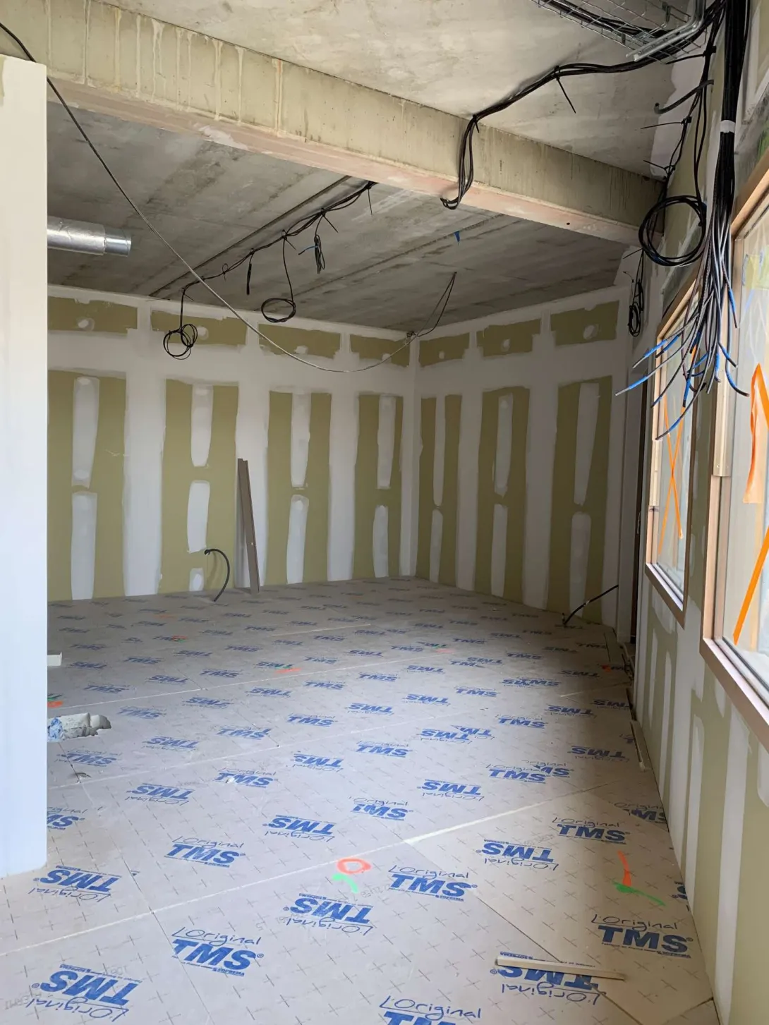 Le RDC en béton est isolé par l'intérieur