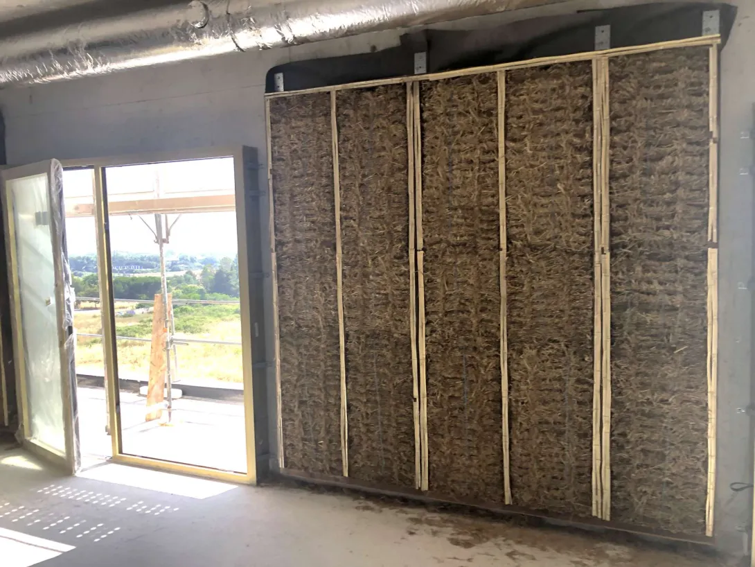 Les murs de façade en caissons bois et isolation paille de riz