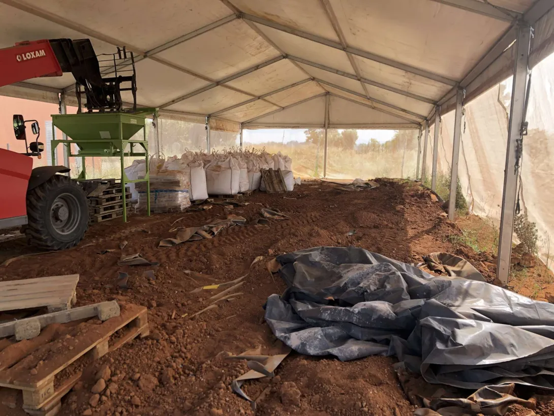 La zone de préparation de la terre du site qui servira pour les enduits intérieurs