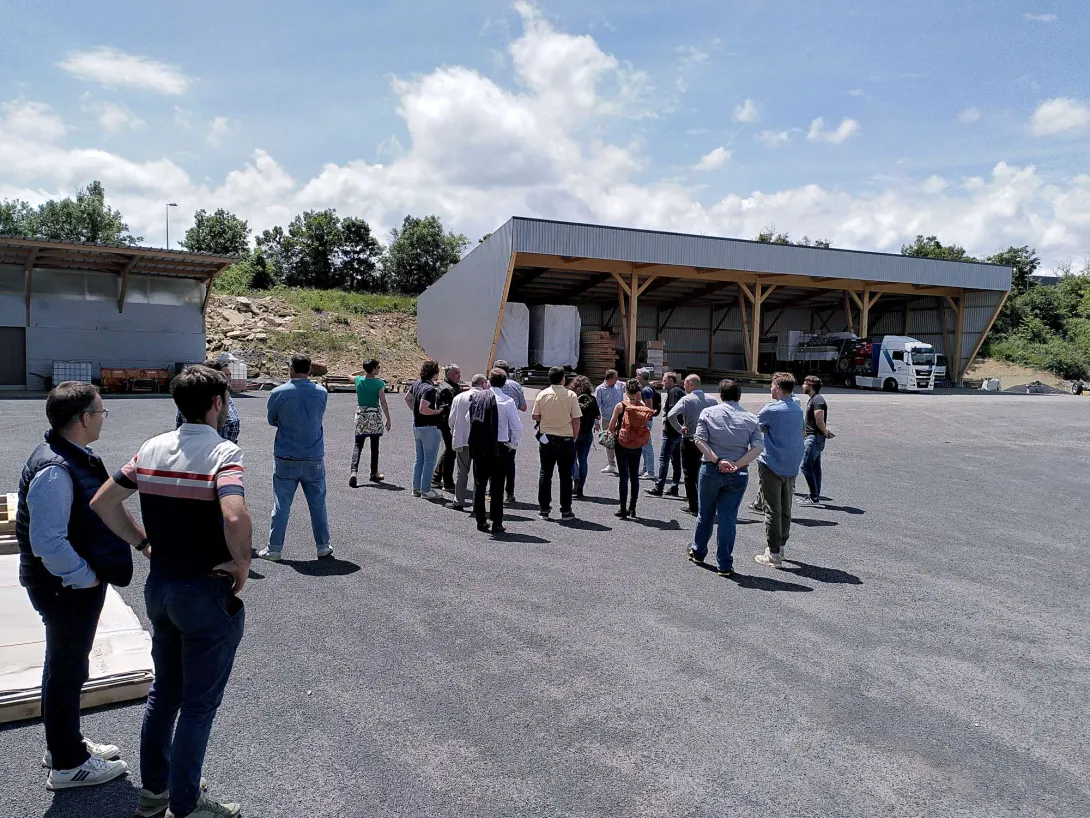 Maliges Construction Bois - Le site comprend plusieurs stockages extérieurs protégés et permet une extension de l'atelier