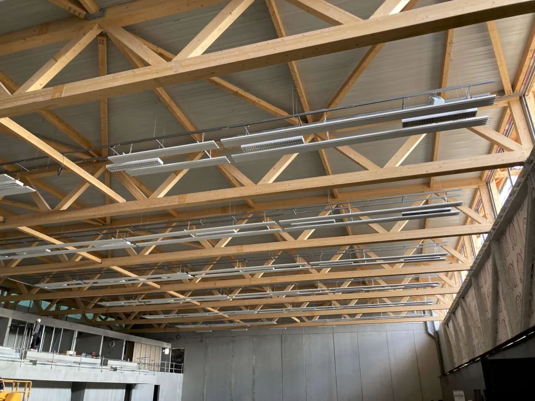 La charpente bois en poutres treillis de 33 m de long