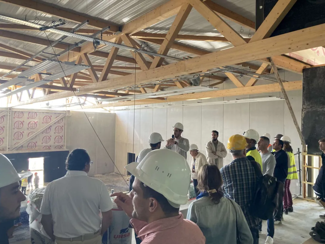 Au niveau du hall d'entrée, on accède aux gradins, aux bureaux des clubs et à l'escalier descendant vers les vestiaires et le plateau sportif