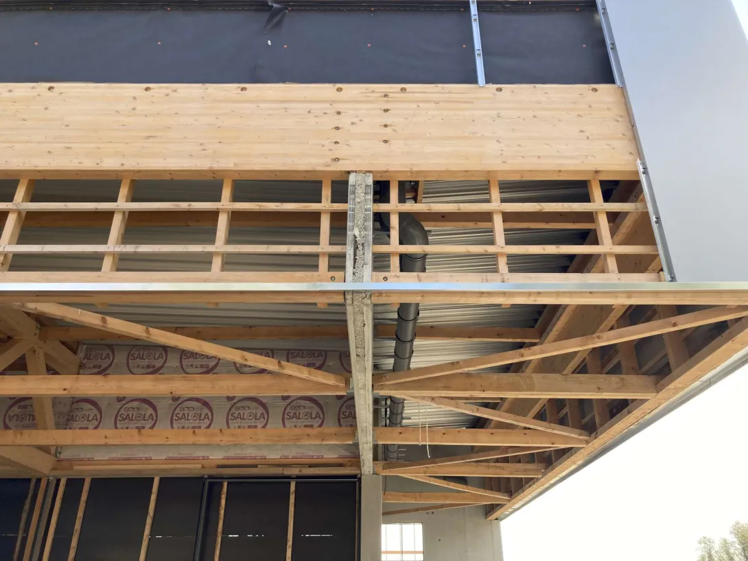 La charpente bois au niveau du parvis extérieur