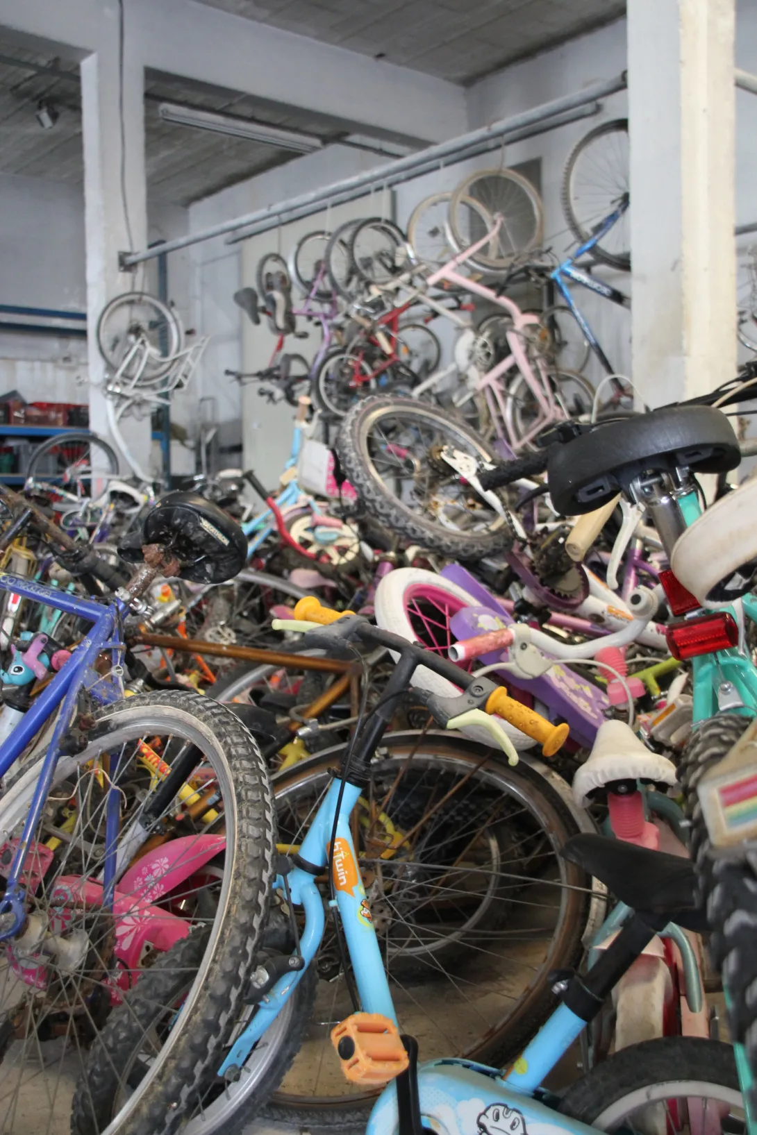 Visite Le Parchemin à Limoux (11) - Stock de vélos pour l'atelier vélo de la ressourcerie