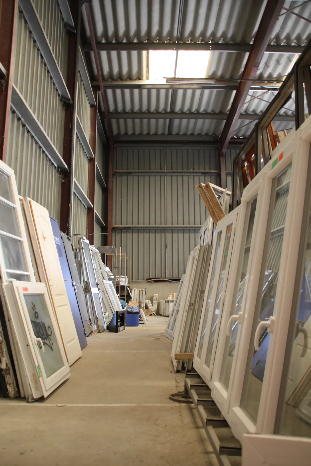 Visite Le Parchemin à Limoux (11) - Zone réemploi des matériaux de construction et aménagement - stock menuiseries