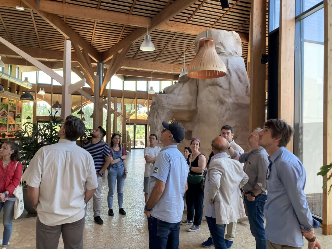 L'intérieur du cœur de village avec sa charpente bois