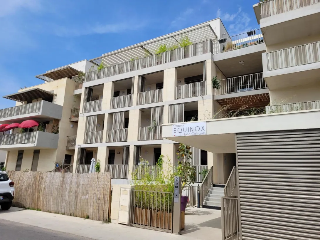 Résidence Equinox : façade principale – murs et poteaux porteurs en pierre massive de Beaulieu 