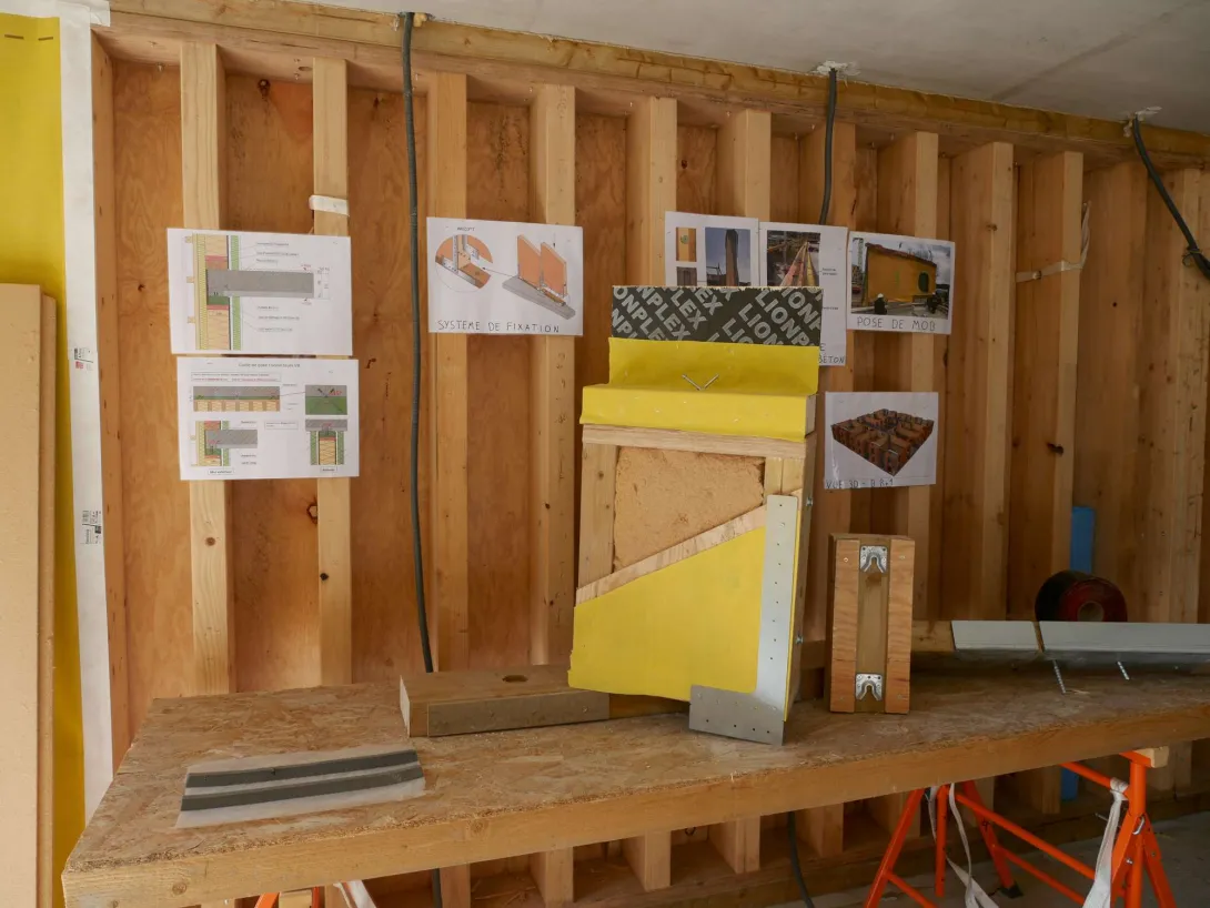 Détails des connexions murs-lisses et connecteurs murs-dalles en attente