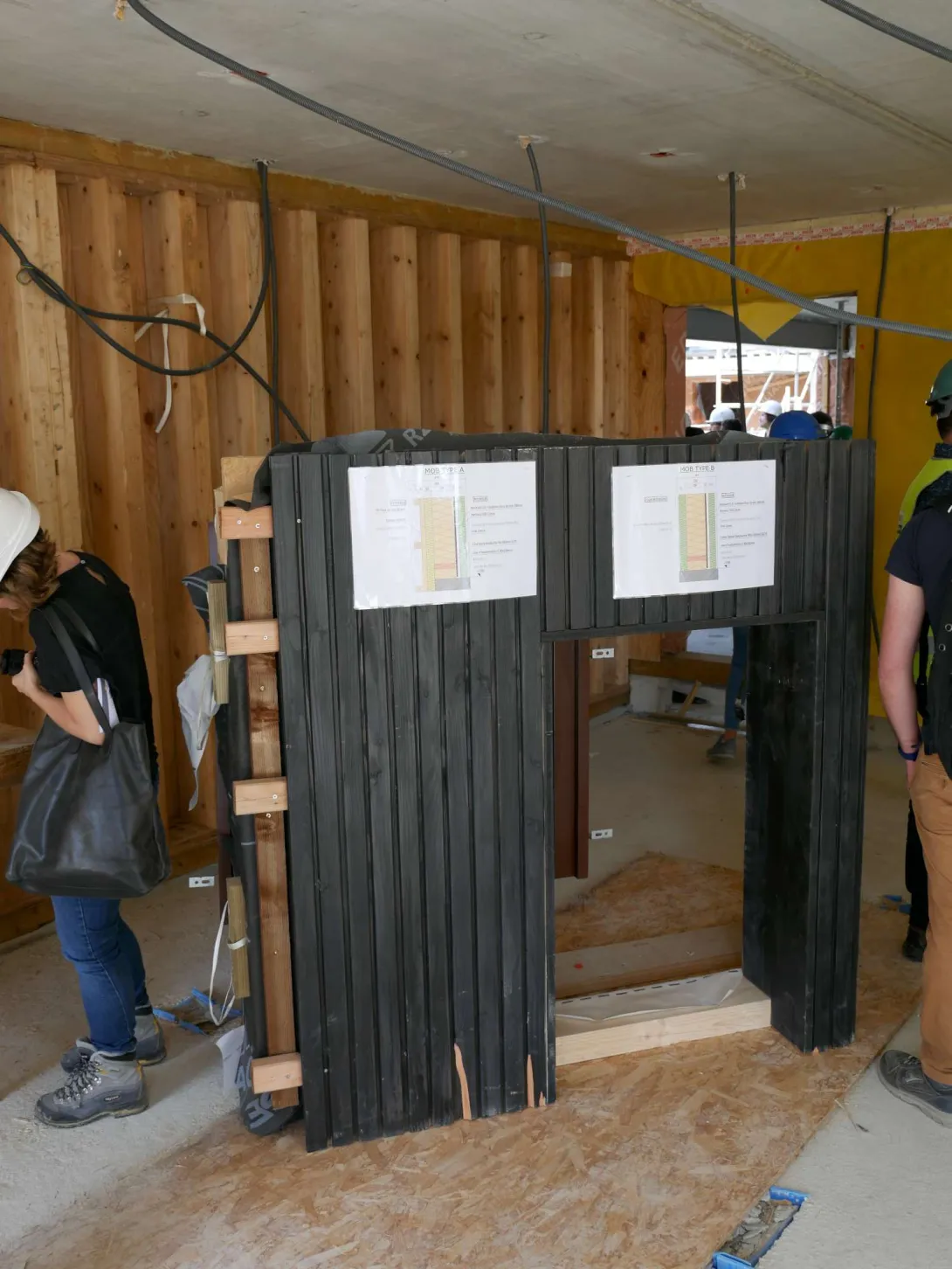 Détail mur ossature bois préfabriqué et son bardage noir