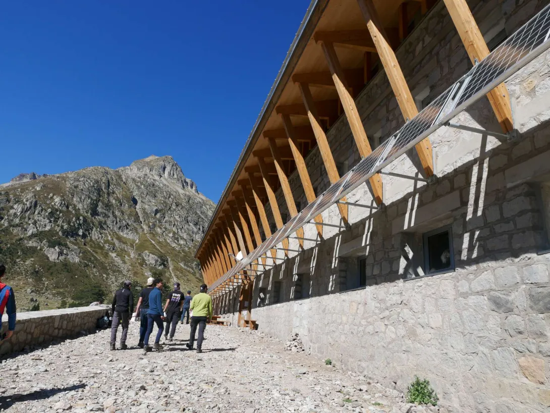La façade sud et ses pannes en bois inclinées