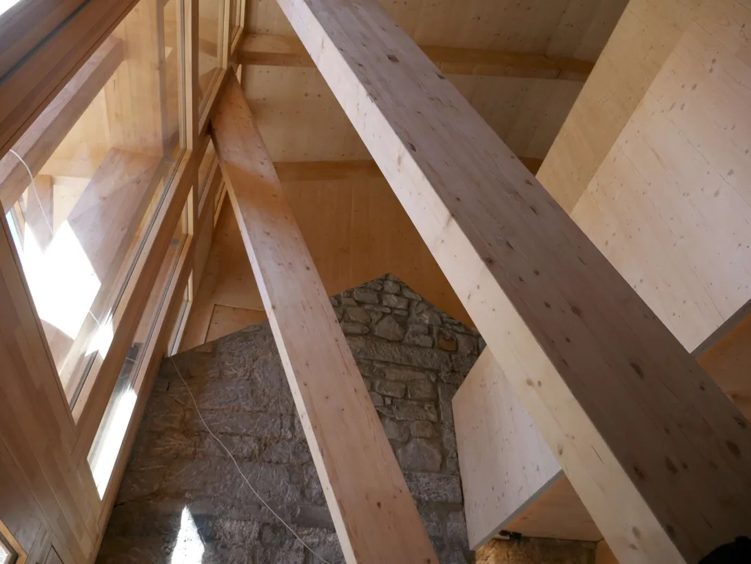 Les pignons en pierre des anciens bâtiments restent visibles depuis le hall