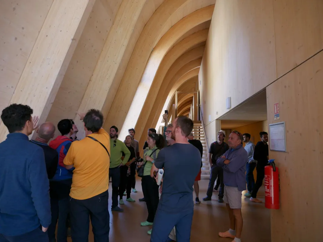 Les larges circulations intérieures et l'ambiance bois intérieure