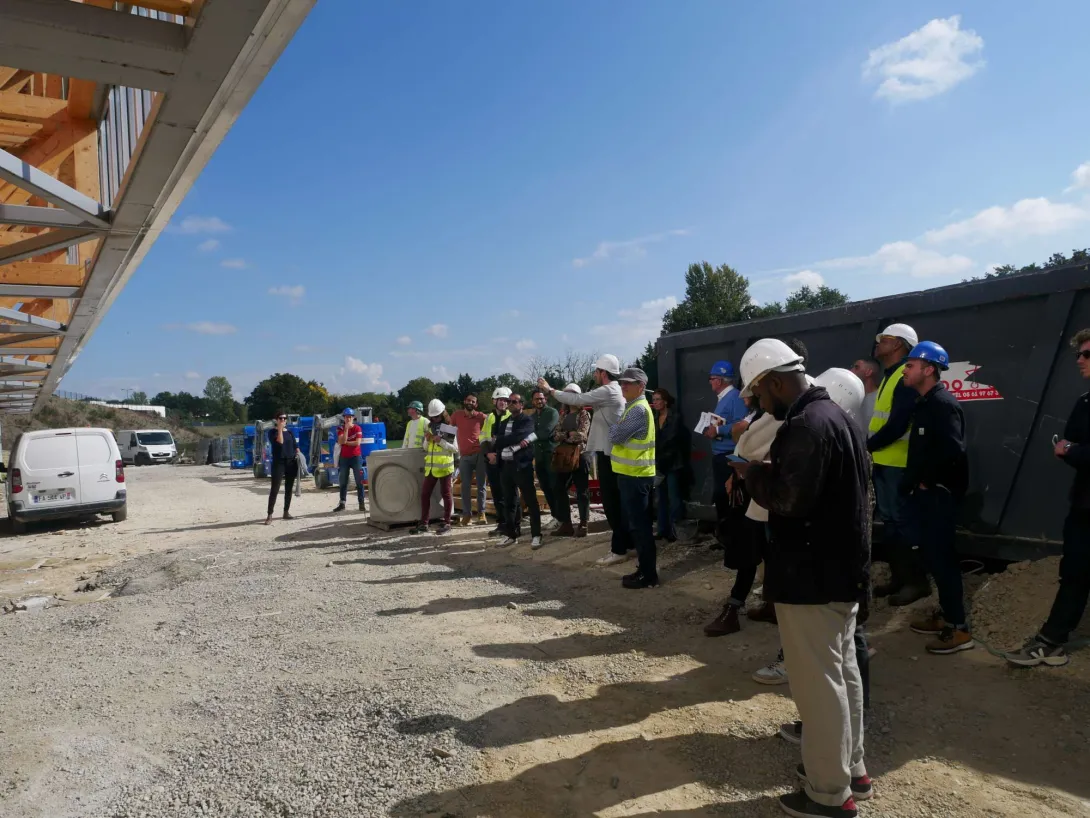 La façade sud, en contrebas, donne vers la future plaine des sports