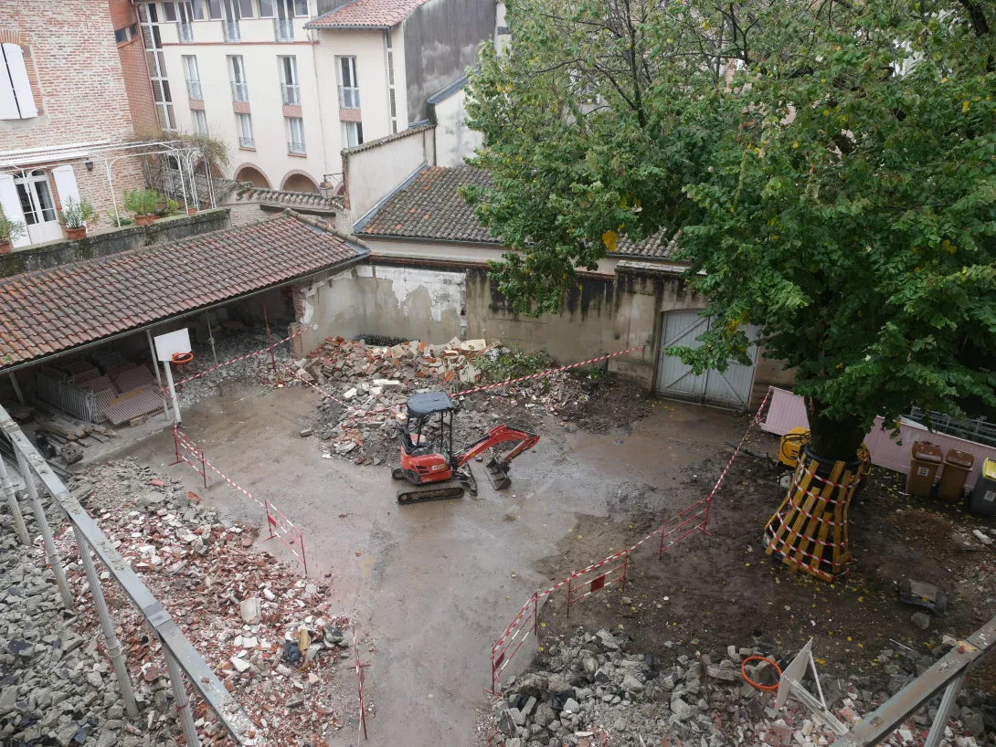 Délimitation des zones de stockage et préservation de la végétation existante