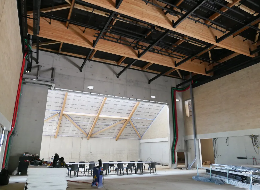 La salle de spectacle avec au fond la salle de danse