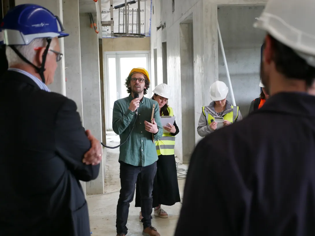 Dans le hall, à l'écoute des explications de l'architecte