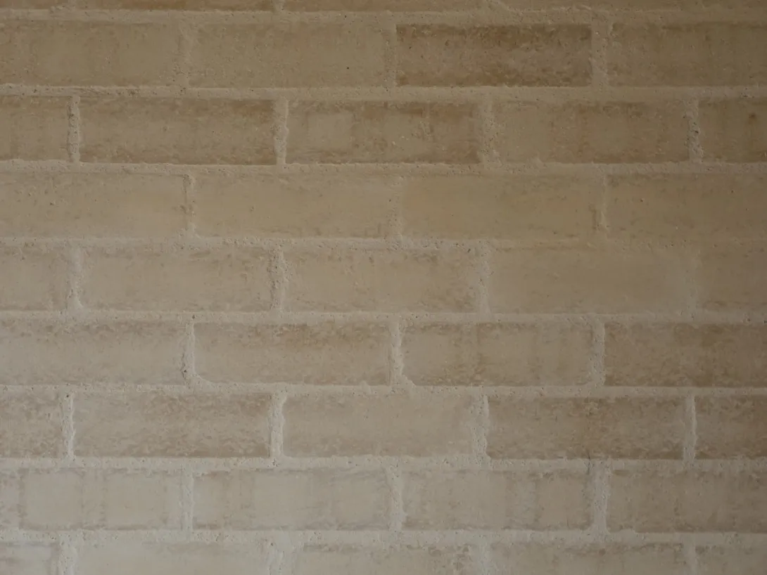 Détail du mur en briques de terre crue
