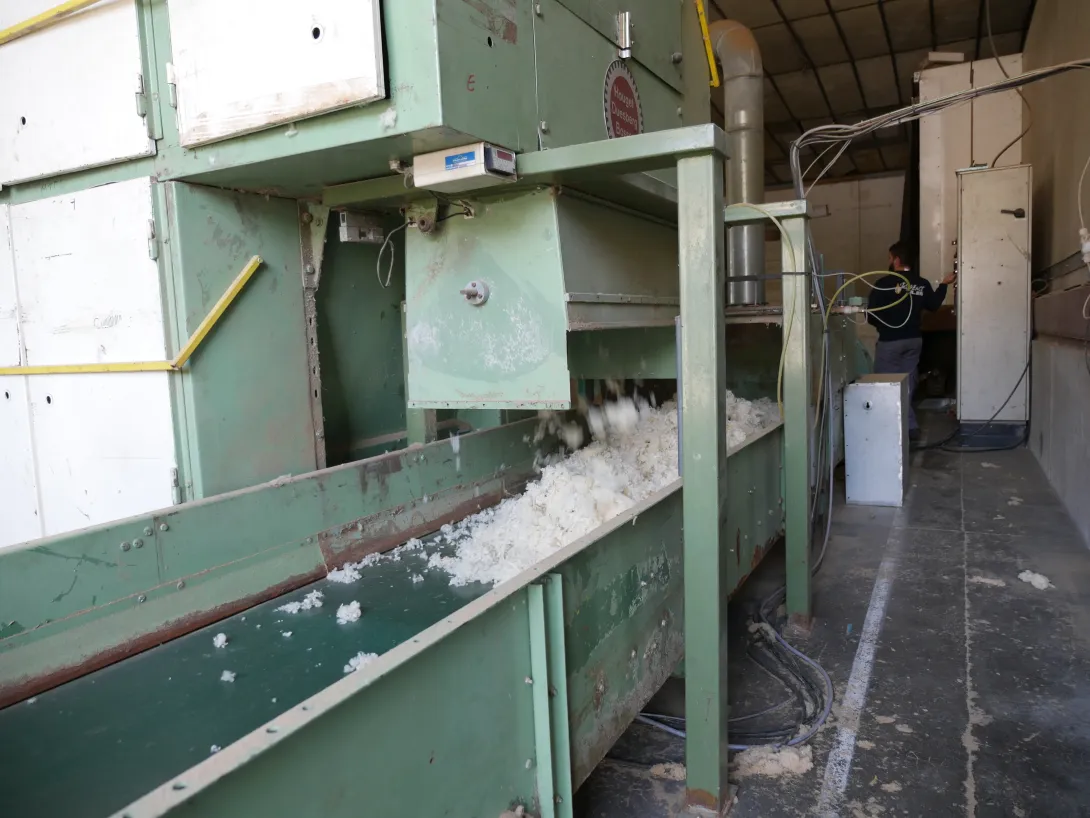 La laine est transformée en "flocons" avant d'être transférée vers les unités de cardage, nappage et aiguilletage