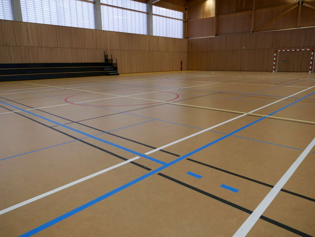 Le sol sportif est en contreplaqué avec revêtement linoléum, avec absorbant acoustique et bon niveau de rebond