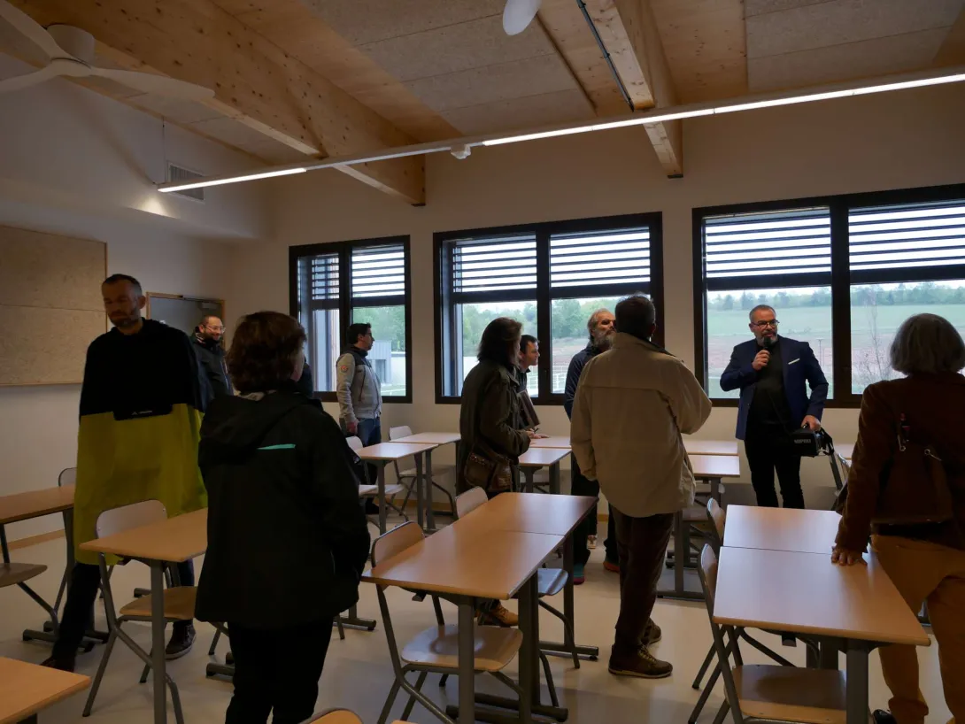 Les salles de classe disposent de brise-soleil orientables et de brasseurs d'air