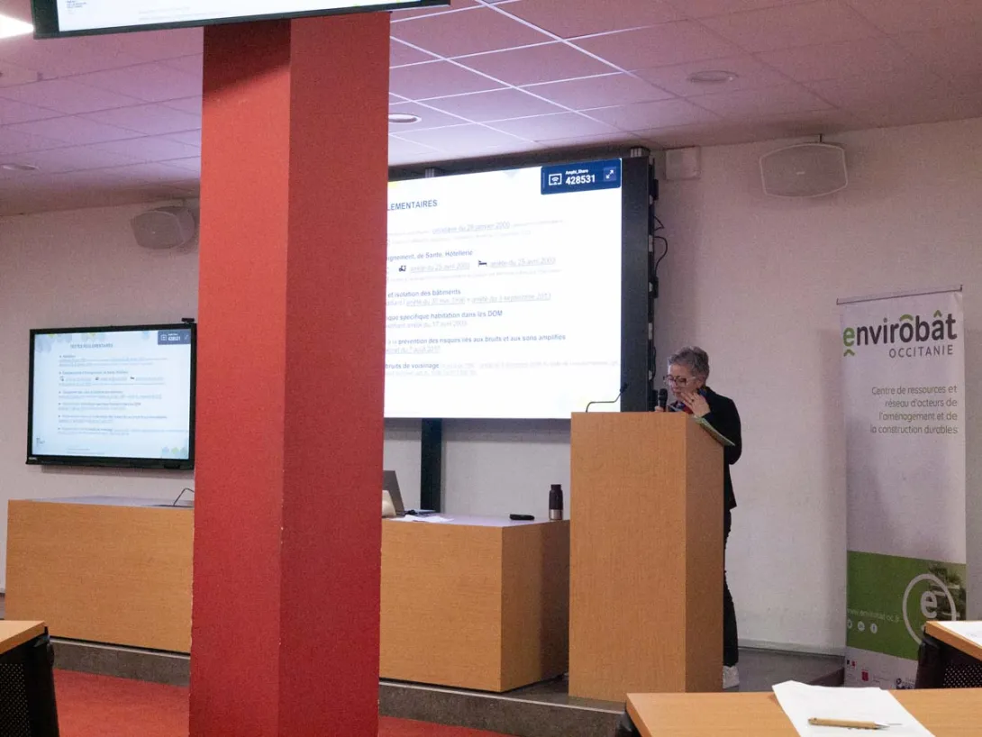 Christelle Battut de la DREAL présente les aspects réglementaires de l'acoustique dans le bâtiment