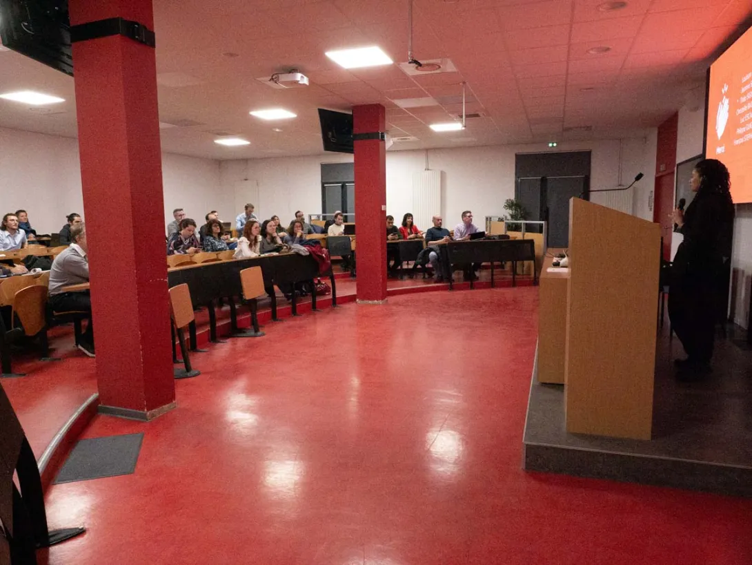 Léa Bossa remercie les intervant·es 