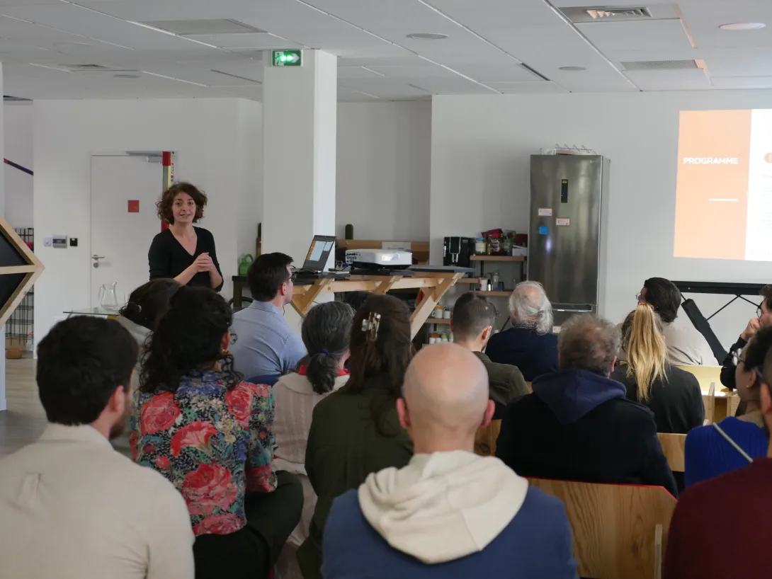 Julie Verrecchia accueille les participants et présente le lieu 