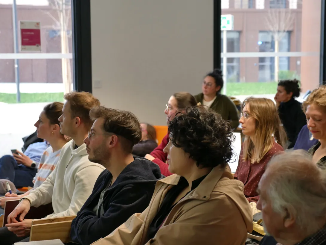 Nos participants installés sur... du mobilier de réemploi !