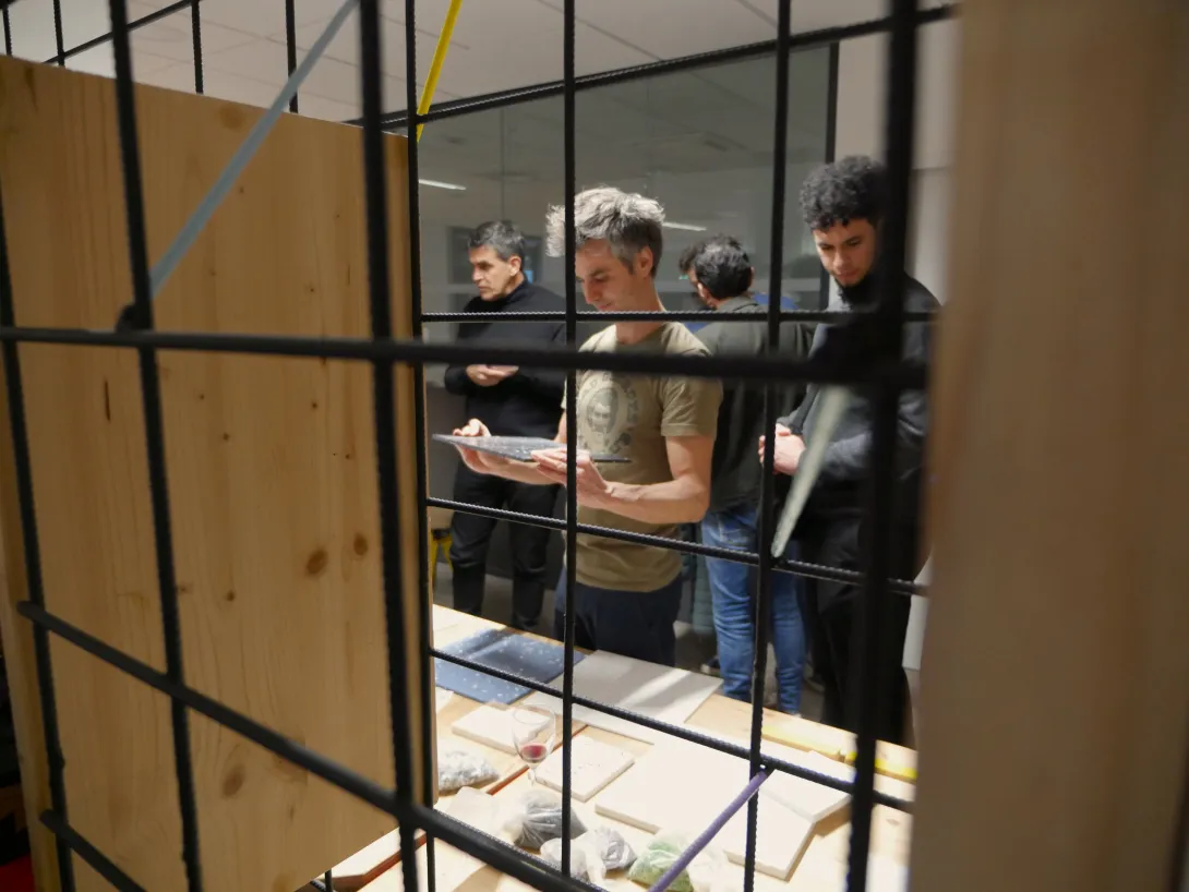 Les participants découvrent le mobilier de réemploi présent dans le lieu 