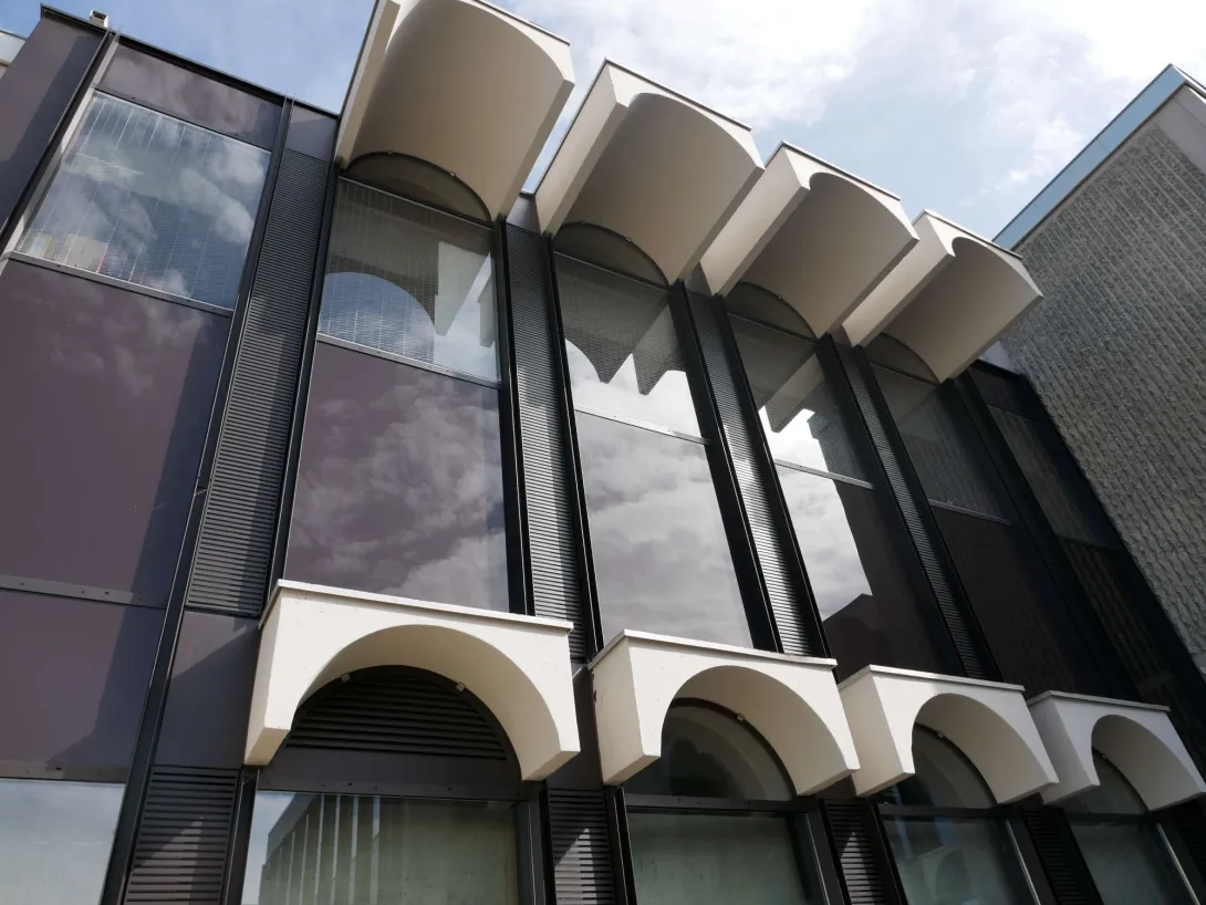 Certains vitrages sont équipés de protections solaires intégrées et passives dont l'inclinaison dépend de l'orientation