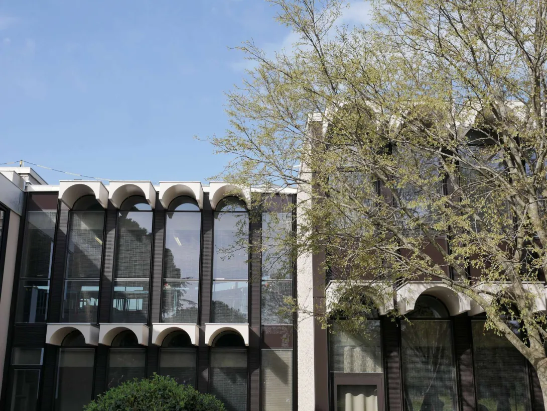 L'utilisation de vitrages à protections solaires intégrées a permis de respecter l'architecture originelle tout en la modernisant