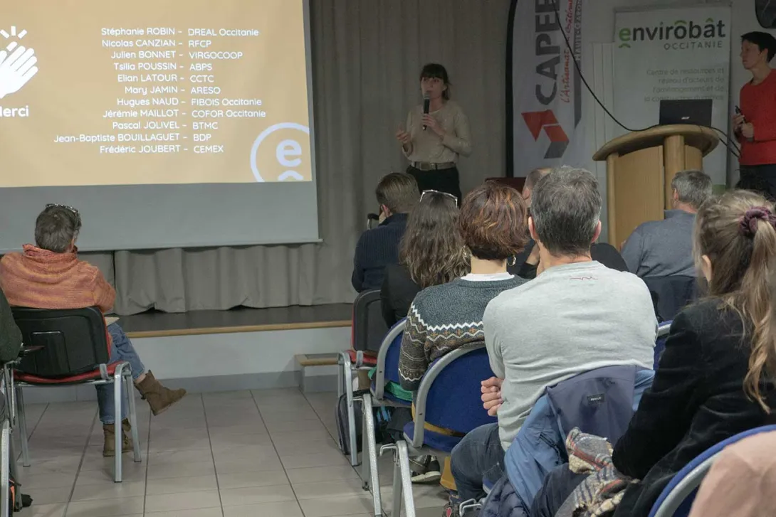 Illona Pior, directrice d'Envirobat Occitanie clôture les interventions et remercie les intervenants et participants