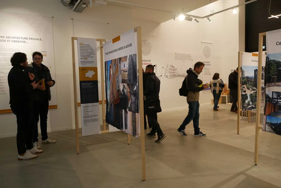 Les participants se promènent dans la galerie 24