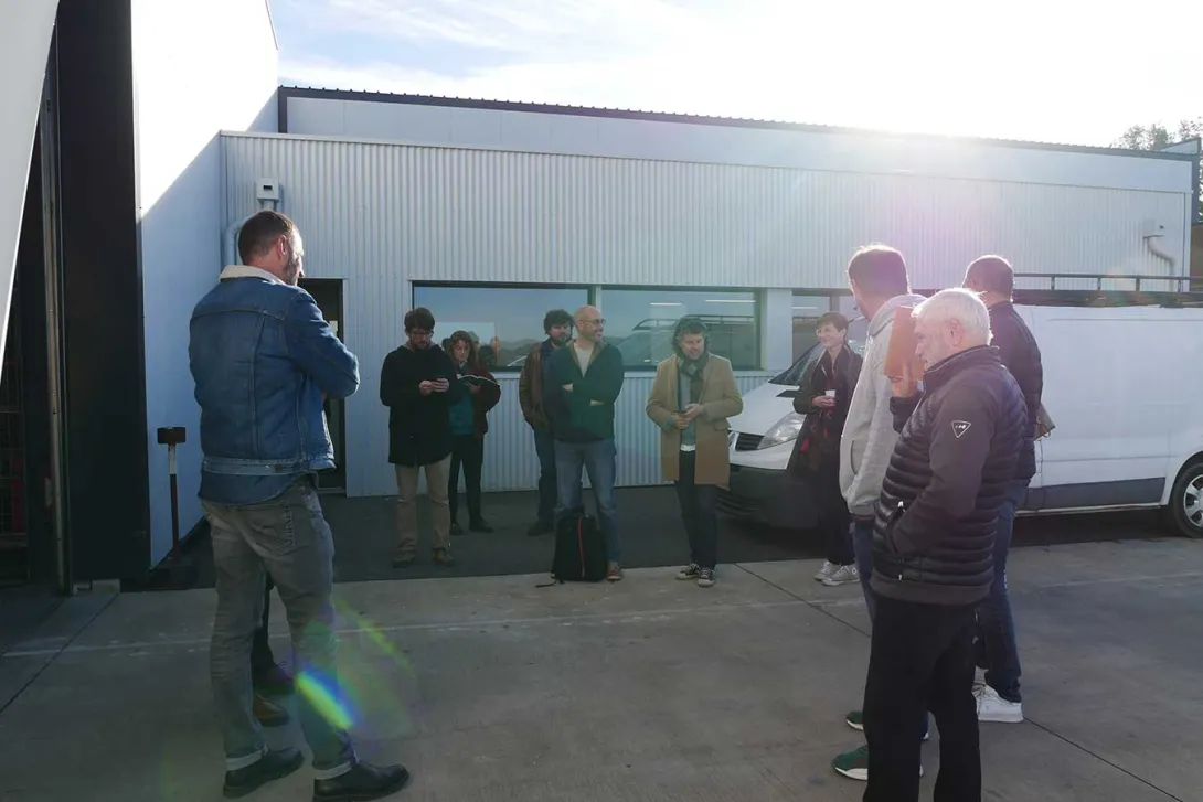 Les participants à la matinée se rejoignent devant les ateliers pour le déroulé de la matinée