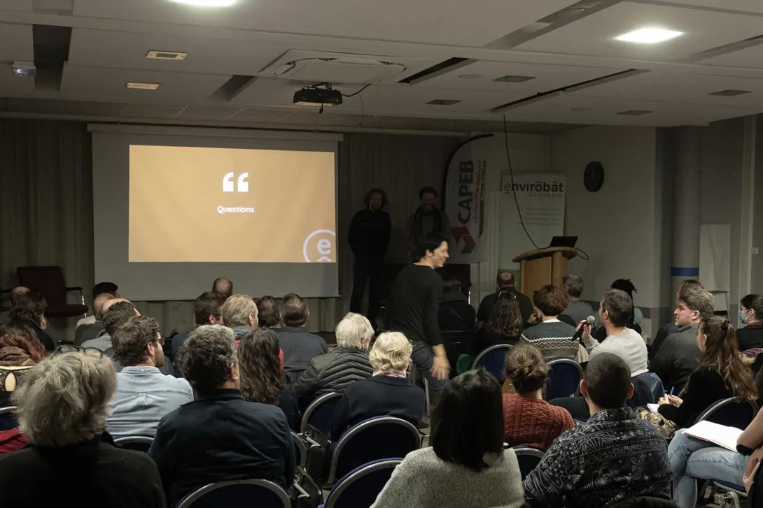 Des temps d'échanges permettent au public de poser leurs questions