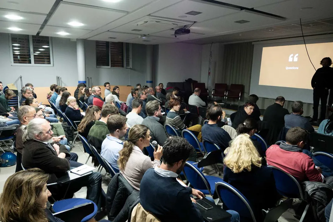 Les professionnels débattent et échangent avec les intervenants