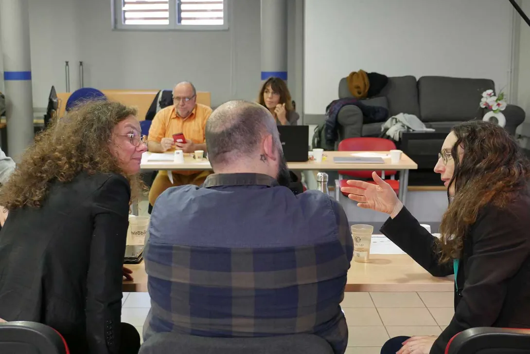 Les membres de commission se concertent