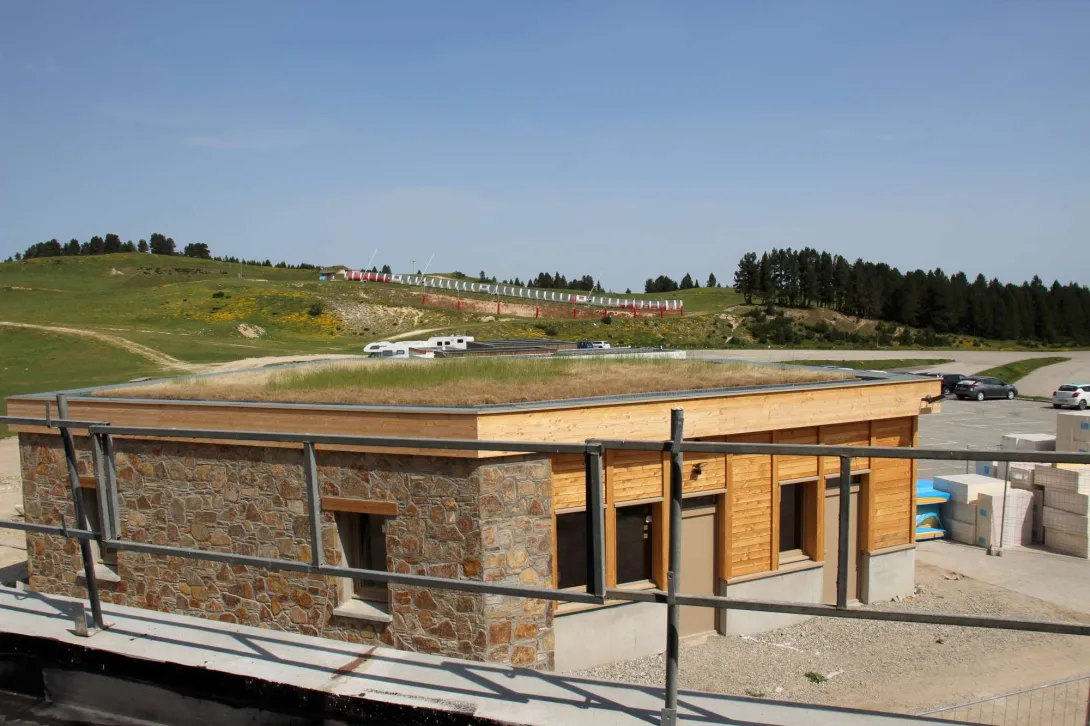 La toiture végétalisée du poste de secours 