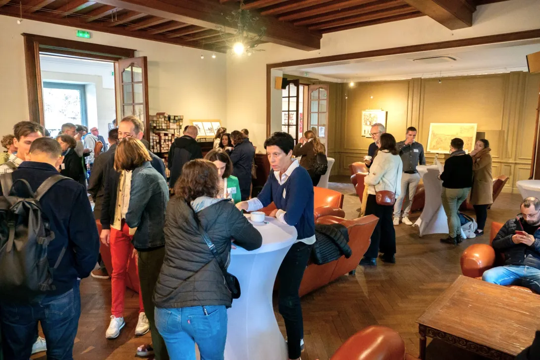 Les adhérent·es se retrouvent autour d'un café