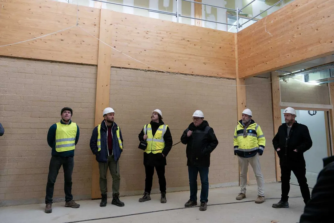 Les cloisons séparatives entre salles de classe et circulations sont en structure bois et remplissage briques de terre crue