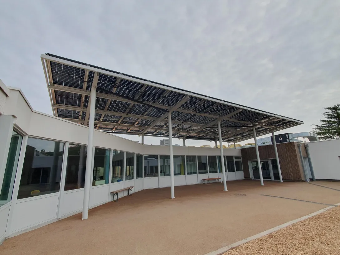 Vue de la casquette photovoltaïque de l'école J. Delteil