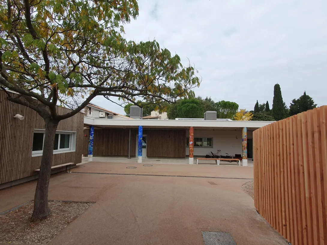 Vue des tourelles de ventilation naturelle de l'école J. Delteil