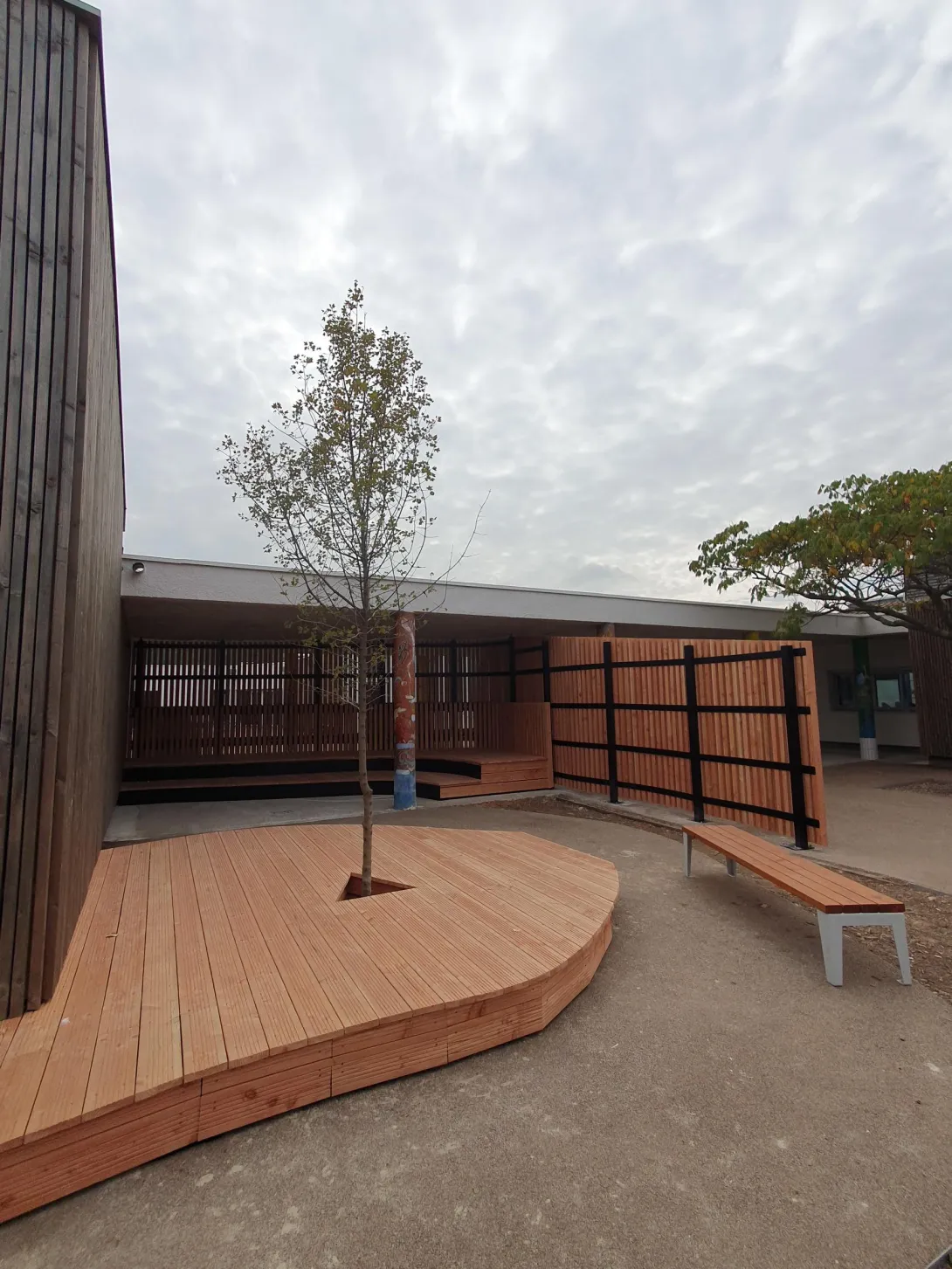 Vue de la cour cocon de l'école J. Delteil