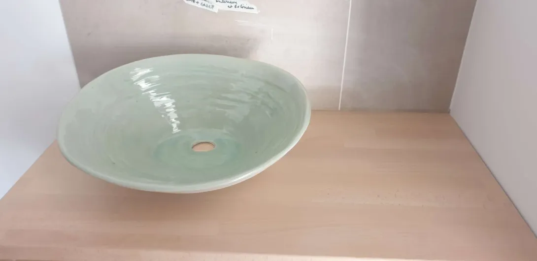 Vasque de salle de bain réalisée par une potière